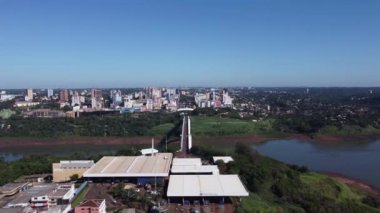 Foz do Iguacu, Parana, Brezilya 08 Mayıs 2022 Dostluk Köprüsü, Ponte da Amizade veya Puente de la Amistad 'ın havadan görünüşü. Yüksek kalite 4k görüntü