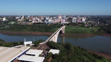 Foz do Iguacu, Parana, Brezilya 08 Mayıs 2022 Dostluk Köprüsü, Ponte da Amizade veya Puente de la Amistad 'ın havadan görünüşü. Yüksek kalite 4k görüntü