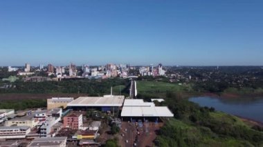 Foz do Iguacu, Parana, Brezilya 08 Mayıs 2022 Dostluk Köprüsü, Ponte da Amizade veya Puente de la Amistad 'ın havadan görünüşü. Yüksek kalite 4k görüntü
