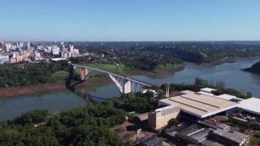 Foz do Iguacu, Parana, Brezilya 08 Mayıs 2022 Dostluk Köprüsü, Ponte da Amizade veya Puente de la Amistad 'ın havadan görünüşü. Yüksek kalite 4k görüntü