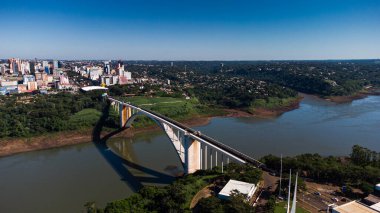 Friendship Köprüsü 08 Mayıs 2022, Ponte da Amizade, Brezilya 'yı Paraguay' a bağlayan Parana Nehri üzerinde. Yüksek kalite fotoğraf