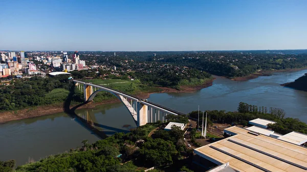 Friendship Köprüsü 08 Mayıs 2022, Ponte da Amizade, Brezilya 'yı Paraguay' a bağlayan Parana Nehri üzerinde. Yüksek kalite fotoğraf