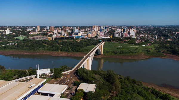 Friendship Köprüsü 08 Mayıs 2022, Ponte da Amizade, Brezilya 'yı Paraguay' a bağlayan Parana Nehri üzerinde. Yüksek kalite fotoğraf