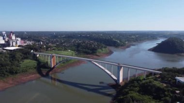 Foz do Iguacu, Parana, Brezilya 08 Mayıs 2022 Dostluk Köprüsü, Ponte da Amizade veya Puente de la Amistad 'ın havadan görünüşü. Yüksek kalite 4k görüntü