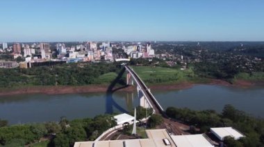 Foz do Iguacu, Parana, Brezilya 08 Mayıs 2022 Dostluk Köprüsü, Ponte da Amizade veya Puente de la Amistad 'ın havadan görünüşü. Yüksek kalite 4k görüntü