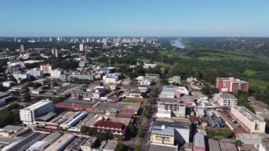 Foz do Iguacu, Parana - Brezilya - 08 Mayıs 2022 Vila Portes ve Dostluk Köprüsü 'nün havadan görünüşü. Yüksek kalite 4k görüntü