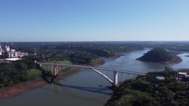 Foz do Iguacu, Parana, Brezilya 08 Mayıs 2022 Dostluk Köprüsü, Ponte da Amizade veya Puente de la Amistad 'ın havadan görünüşü. Yüksek kalite 4k görüntü