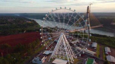 Aydınlatılmış dönme dolabın renkli manzarası Foz do Iguacu - Parana - Brezilya. Yüksek kalite fotoğraf