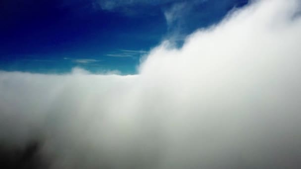 Raus Durch Die Wolken Mit Blauem Himmel Hochwertiges Filmmaterial — Stockvideo