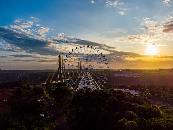 Aydınlatılmış dönme dolabın renkli manzarası Foz do Iguacu - Parana - Brezilya. Yüksek kalite fotoğraf