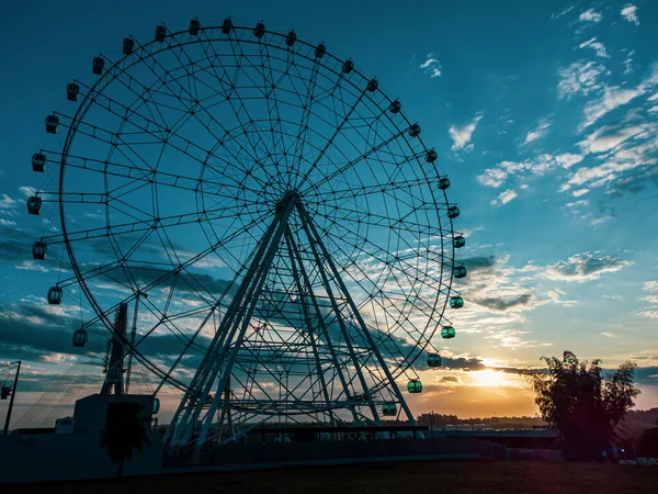 Aydınlatılmış dönme dolabın renkli manzarası Foz do Iguacu - Parana - Brezilya. Yüksek kalite fotoğraf