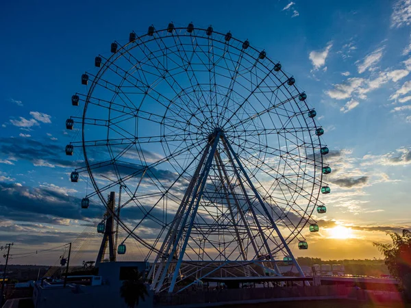 Aydınlatılmış dönme dolabın renkli manzarası Foz do Iguacu - Parana - Brezilya. Yüksek kalite fotoğraf