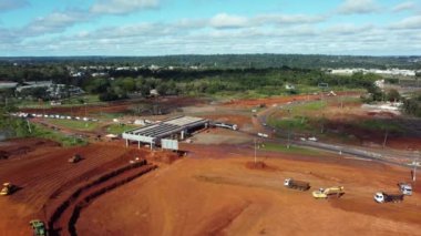 Foz do Iguacu, Parana, Brezilya 29 Haziran 2022 Avenida das Cataratas 'taki çalışmaların havadan görüntüsü. Yüksek kalite 4k görüntü