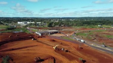 Foz do Iguacu, Parana, Brezilya 29 Haziran 2022 Avenida das Cataratas 'taki çalışmaların havadan görüntüsü. Yüksek kalite 4k görüntü