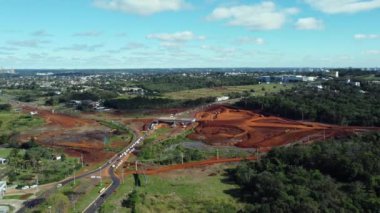 Foz do Iguacu, Parana, Brezilya 29 Haziran 2022 Avenida das Cataratas 'taki çalışmaların havadan görüntüsü. Yüksek kalite 4k görüntü