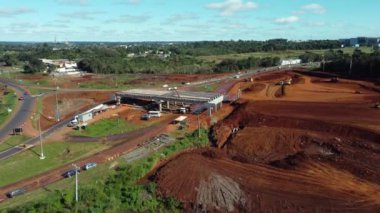 Foz do Iguacu, Parana, Brezilya 29 Haziran 2022 Avenida das Cataratas 'taki çalışmaların havadan görüntüsü. Yüksek kalite 4k görüntü