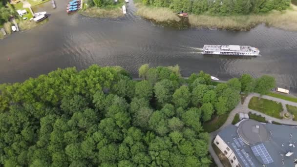 Panorama Augustowa Drona Widok Kanalu Augustowskiego Plywajacych Nim Statkow Wycieczkowych — Stock video