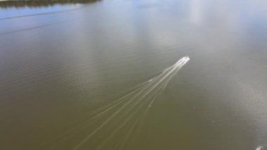 Necko Gölü 'nden hızlı motorlu tekne. Necko Gölü' nde motorlu tekne takibi yapan bir İHA..