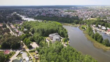 Augustow 'un İHA' dan panoraması. Güneşli bir yaz gününde Augustow Kanalı 'nın, yolcu gemilerinin ve yelkenlilerin manzarası..