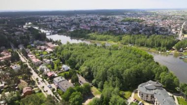Augustow 'un İHA' dan panoraması. Güneşli bir yaz gününde Augustow Kanalı 'nın, yolcu gemilerinin ve yelkenlilerin manzarası..