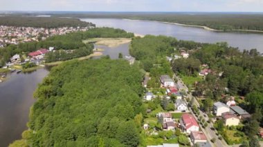 Augustow 'un İHA' dan panoraması. Güneşli bir yaz gününde Augustow Kanalı 'nın, yolcu gemilerinin ve yelkenlilerin manzarası..