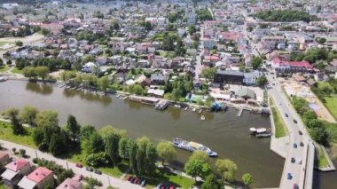 Augustow 'un İHA' dan panoraması. Güneşli bir yaz gününde Augustow Kanalı 'nın, yolcu gemilerinin ve yelkenlilerin manzarası..