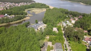 Augustow 'un İHA' dan panoraması. Güneşli bir yaz gününde Augustow Kanalı 'nın, yolcu gemilerinin ve yelkenlilerin manzarası..