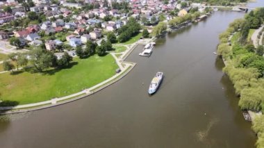 Augustow 'un İHA' dan panoraması. Güneşli bir yaz gününde Augustow Kanalı 'nın, yolcu gemilerinin ve yelkenlilerin manzarası..