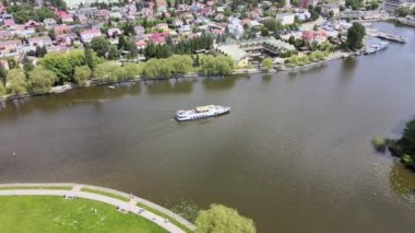 Augustow 'un İHA' dan panoraması. Güneşli bir yaz gününde Augustow Kanalı 'nın, yolcu gemilerinin ve yelkenlilerin manzarası..