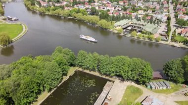 Augustow 'un İHA' dan panoraması. Güneşli bir yaz gününde Augustow Kanalı 'nın, yolcu gemilerinin ve yelkenlilerin manzarası..