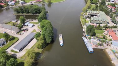 Augustow 'un İHA' dan panoraması. Güneşli bir yaz gününde Augustow Kanalı 'nın, yolcu gemilerinin ve yelkenlilerin manzarası..