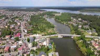 Augustow 'un İHA' dan panoraması. Güneşli bir yaz gününde Augustow Kanalı 'nın, yolcu gemilerinin ve yelkenlilerin manzarası..