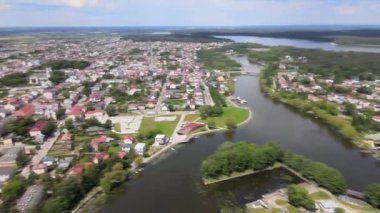 Augustow 'un İHA' dan panoraması. Güneşli bir yaz gününde Augustow Kanalı 'nın, yolcu gemilerinin ve yelkenlilerin manzarası..