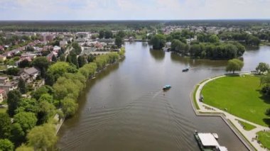 Augustow 'un İHA' dan panoraması. Güneşli bir yaz gününde Augustow Kanalı 'nın, yolcu gemilerinin ve yelkenlilerin manzarası..