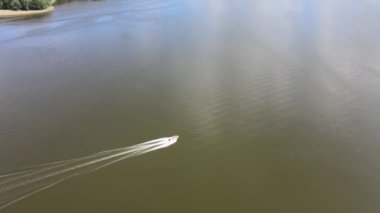 Necko Gölü 'nden hızlı motorlu tekne. Necko Gölü' nde motorlu tekne takibi yapan bir İHA..