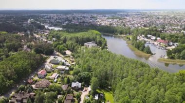 İHA 'dan Augustow Panoraması. Güneşli bir yaz gününde Augustow Kanalı' nın, yolcu gemilerinin ve yelkenlinin manzarası..