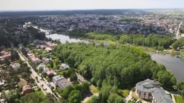 İHA 'dan Augustow Panoraması. Güneşli bir yaz gününde Augustow Kanalı' nın, yolcu gemilerinin ve yelkenlinin manzarası..