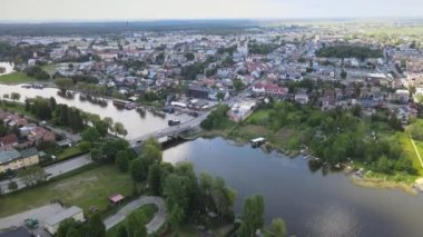 İHA 'dan Augustow Panoraması. Güneşli bir yaz gününde Augustow Kanalı' nın, yolcu gemilerinin ve yelkenlinin manzarası..