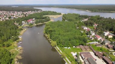 İHA 'dan Augustow Panoraması. Güneşli bir yaz gününde Augustow Kanalı' nın, yolcu gemilerinin ve yelkenlinin manzarası..