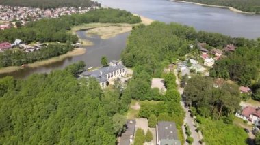 İHA 'dan Augustow Panoraması. Güneşli bir yaz gününde Augustow Kanalı' nın, yolcu gemilerinin ve yelkenlinin manzarası..
