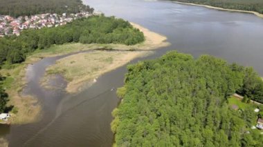 İHA 'dan Augustow Panoraması. Güneşli bir yaz gününde Augustow Kanalı' nın, yolcu gemilerinin ve yelkenlinin manzarası..