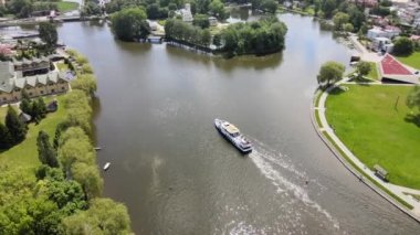 İHA 'dan Augustow Panoraması. Güneşli bir yaz gününde Augustow Kanalı' nın, yolcu gemilerinin ve yelkenlilerin manzarası..