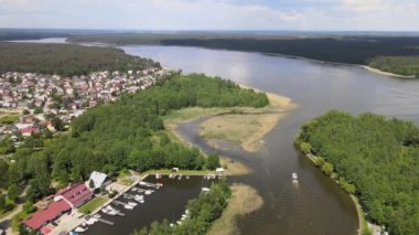 İHA 'dan Augustow Panoraması. Güneşli bir yaz gününde Augustow Kanalı' nın, yolcu gemilerinin ve yelkenlilerin manzarası..