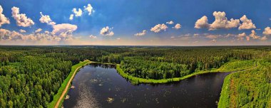 İnsansız hava aracından su deposuna kadar Podlasie ormanları arasında Panorama.