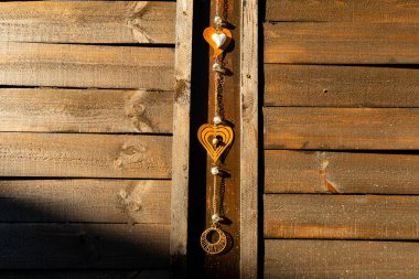 Süslü ahşap çit panelinin pürüzlü dokusu.