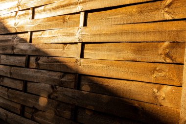 Tahta çit panelinin pürüzlü dokusu .