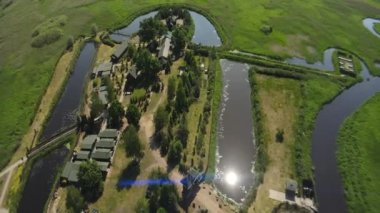 İnsansız hava aracından, ortodoks keşişlerin inzivasına kadar. Narew Nehri vadisinde yer alan ortodoks yapı-SKIT hendeklerle çevrili..