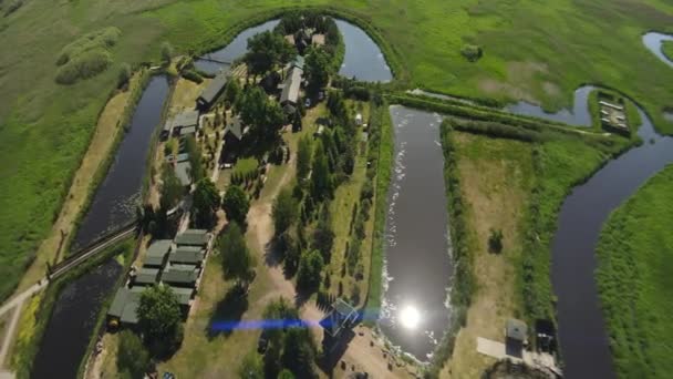 ドローンからオーソドックスな僧侶の庵までのパノラマ 堀に囲まれた近くの川の渓谷に位置する正統派の建物Skit — ストック動画