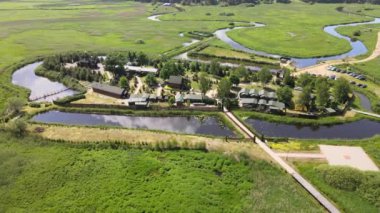 İnsansız hava aracından, ortodoks keşişlerin inzivasına kadar. Narew Nehri vadisinde yer alan ortodoks yapı-SKIT hendeklerle çevrili..