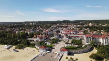 Sopot 'un Panoraması. Güneşli bir sonbahar gününde Sopot şehrindeki İHA' dan ve Baltık Denizi 'ndeki rıhtımdan görüntü..